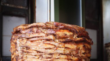 Shawarma pişirme, et katmanları şişte dizilmiş.