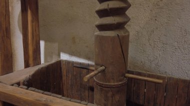 Vothonas 'taki Koutsoyannopoulos Şaraphanesi' nde şarap üretimi için eski bir ekipman. Mahzenlerde antik çağlarda şarabın nasıl üretildiğine dair eski nesneler ve figürler vardır.