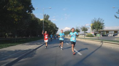 Üsküp, Makedonya - 06 Ekim 2019: Sokaklarda maraton koşan erkekler ve kadınlar