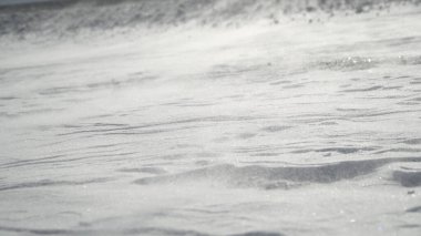 Kutup alaskası üzerinde sürüklenen kar