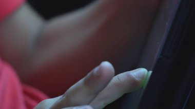 Tablet oyun oynarken ekrandaki çocuk parmağı dokunuşunun kapatılması