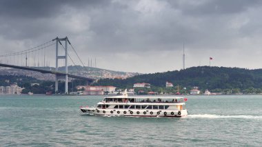 İstanbul, İstanbul 'daki Boğaz köprüsü altında seyir gemisi