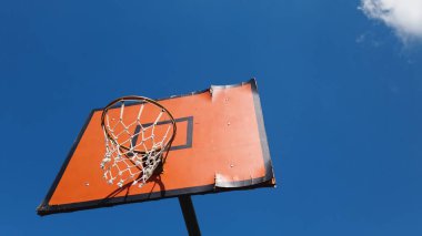 Arka planda net mavi gökyüzü olan basketbol tahtası