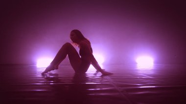 Kavram. Esnek kız duman bulutunda dans ediyor