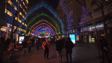Üsküp, Makedonya - 01 Ocak 2020: Yılbaşı arifesinde halk meydanına çıkan kalabalık