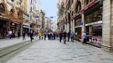 İstanbul, Türkiye - 15 Mayıs 2019: Haftasonları en popüler alışveriş ve eğlence merkezi olan Istiklal Caddesi boyunca yürüyen çeşitli insanlar. İstiklal Caddesi, İstanbul, Türkiye