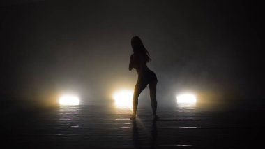 Çağdaş Dansçı Kadın Erotik Şehvetli Dans Ediyor