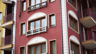 Modern dağ yerleşim yerinin dış kısmının detayları.