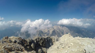 Triglav, Slovenya - Ağustos 2017: Julian Alps dağ sırası üzerine Triglav Panoraması. Dağcı pov tırmanışa geçti.