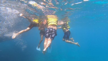 İnsanları deniz kazasından kurtarmak, yolcu gemisinin batması.