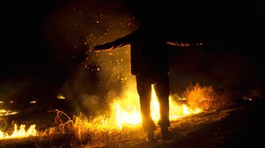 Asya 'da yağmur ormanlarının tahrip edilmesi. Ateş alevi ve gece dumanı, yakın çekim