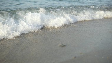 Baloncukları kapatın ve deniz dalgalarını sahile, arka plan döngüsünü