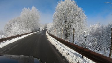 Kış mevsiminde kar yağarken karla kaplı bir yolun manzarası - Pov, ilk kişi