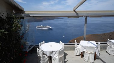 Fira, Santorini, Cyclades, Yunanistan 'da denize bakan güzel teras