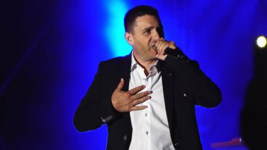 Bansko, Bulgaristan - 08 Sep, 2019: Bulgar pop şarkıcısı Vasiil İvanov Bulgaristan 'ın Bansko kentinde halka açık konser verdi