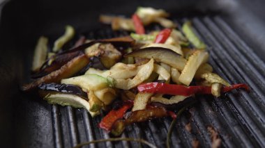 Izgara tabağında çeşitli sebzeler var. Sağlıklı yeme kavramı