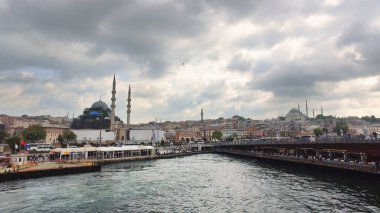 İstanbul 'da ilkbaharda Yeni Cami ve Galata Köprüsü, gökyüzü manzarası