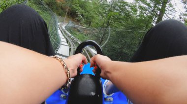 Alp Dağları 'nda tren rayları üzerinde bir gezinti sırasında Pov