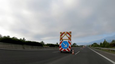 Otobanda POV 'u yol çalışması işaretleri ve plastik direklerle sür