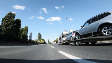 Üsküp, Makedonya - 20 Nisan 2020: Kamyon karavanı otoyolda seyahat ediyor