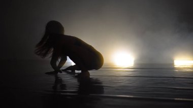 Modern bale ve çağdaş koreografi konsepti ile dans eden seksi kadın.