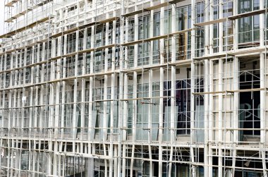 İnşaat iskelesi ve bina cephesi - inşaat alanı