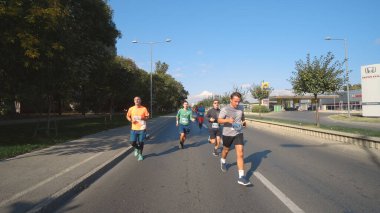 Üsküp, Makedonya - 06 Ekim 2019: büyük grup koşucuları şehir caddesinde maraton koşuyor