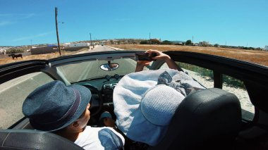 Santorini Adası, Yunanistan 'da üstü açık bir arabada gezintiye çıkan çift