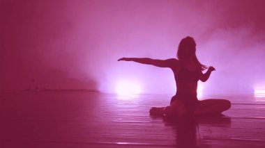 Dans pistinde dumana dönüşen şehvetli erotik dans.