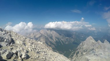 Triglav, Slovenya - Ağustos 2017: Julian Alps dağ sırası üzerine Triglav Panoraması. Dağcı pov tırmanışa geçti.