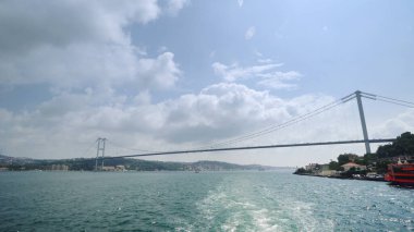 Boğaz 'dan Boğaz Köprüsü' ne muhteşem bir manzara, güzel güneşli bir günde, gökte bulutlar var.