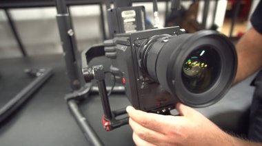 Üsküp, Makedonya - 20 Şubat 2020: Motorlu jiroskoplarla dengeleyici titreşimli profesyonel 8K video kameranın ayarlanması