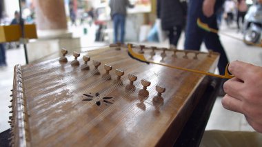 Sokak Müzisyeni Santur 'u Futbol Yolunda Çalıyor