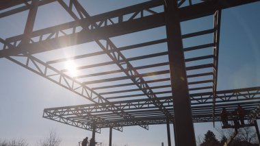 İnşaat alanında çelik yapı metal kirişleri