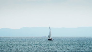 Boktan yelkenli yelkenli Ohri gölünde yelken açıyor.