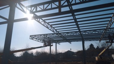 İnşaat alanında çelik yapı metal kirişleri