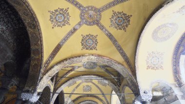 İSTANBUL, Türkiye: İstanbul, Türkiye 'deki Hagia Sofya Camii' nin içi. Ayasofya eski bir Ortodoks ataerkil bazilikasıdır. Sonra bir cami, şimdi de müze.