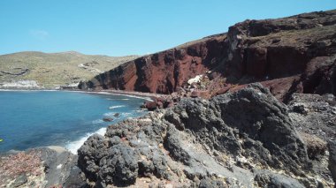 Kızıl plaj. Santorini, Cycladic Adaları, Yunanistan. Dünyanın en ünlü sahillerinden birine sahip güzel bir yaz manzarası..