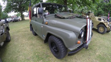 LONDON, ENGLAND - Temmuz 2017: Londra 'da ordudan eski araba ve kamyonlar