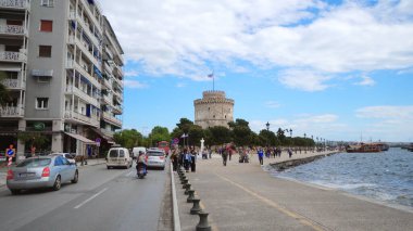 Selanik, Yunanistan - 15 Mayıs 2019: İnsanlar Nikis Bulvarı 'ndaki Selanik' te yürüyüş ve bisiklet sürüyorlar, yavaş çekim pov