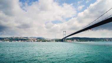 İstanbul, İstanbul ve Türkiye 'deki İstanbul köprüsü altında seyir turu