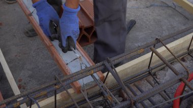 İnşaat alanındaki döşeme döşemesi beton döşemeden önce, inşaat halinde.