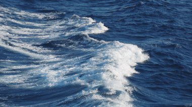 Okyanusta kalça uyanması. Halka açık bir feribotun arkasından dalgalar.