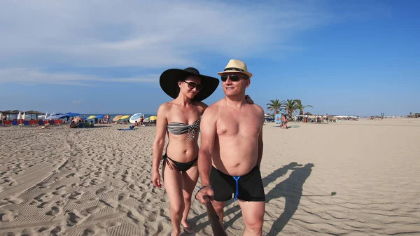 Selfie Couple Bikini Hats Walking Tropical Beach — Stock Photo, Image