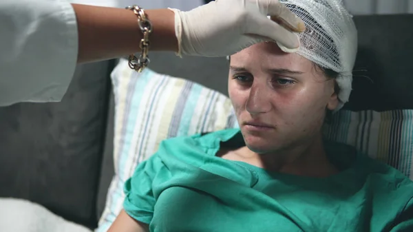 Médico Uniforme Revisa Paciente Femenina Después Cirugía Cabeza Paciente Acostado — Foto de Stock