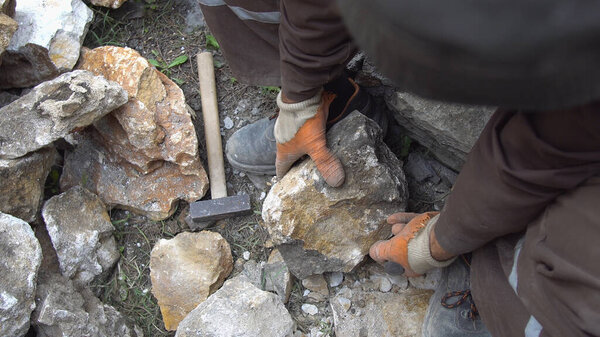 Артизан резной камень с зубилом