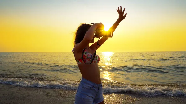 Turista Tirando Fotos Pôr Sol Praia Fotógrafo Menina Tirar Fotos — Fotografia de Stock