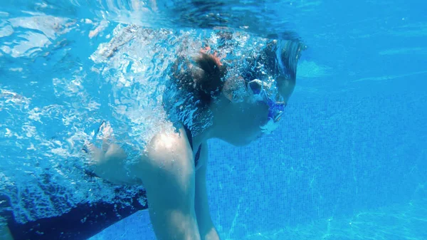 Chica Está Nadando Piscina Bajo Agua Cámara Lenta —  Fotos de Stock