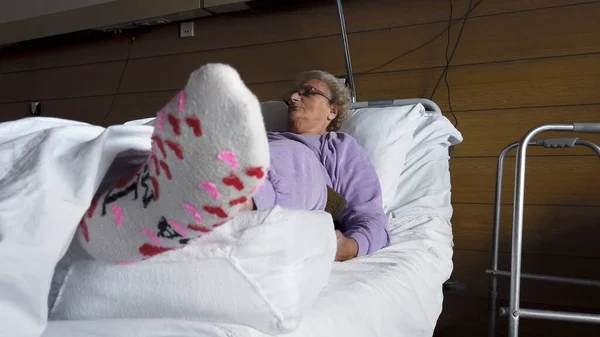 安详的老妇人躺在医院里睡觉 — 图库照片