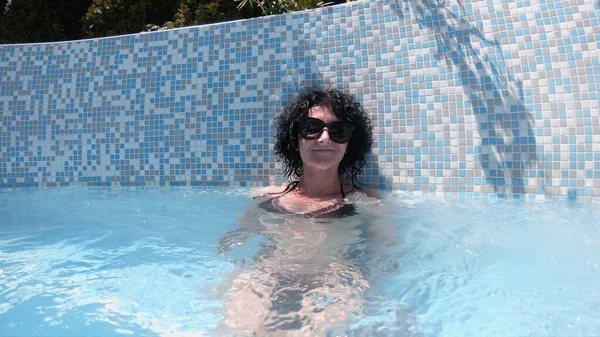 아름다움 수영장에서 편안히 감각있는 — 스톡 사진